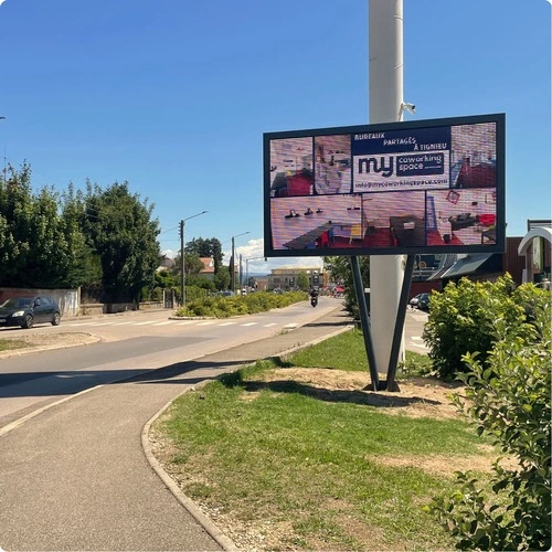 Affichage 4m² vs. panneaux LED : quel format choisir pour votre campagne ?